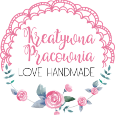 Logótipo com padrão rendado rosa e flores em volta do texto 'Kreatywna Pracownia'.