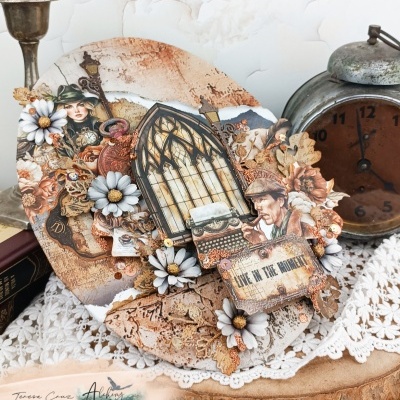 Cartão decorativo com flores brancas, ilustrações vintage e texto LIVE IN THE MOMENT