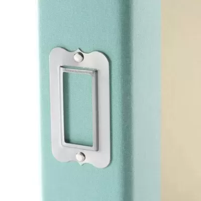 Lombada de arquivo azul claro com suporte metálico prateado para etiqueta