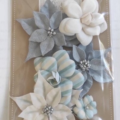 Flores artificiais de tecido azuis, brancas e cinza em embalagem de plástico transparente