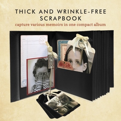 Álbum de scrapbook preto com fotos a preto e branco e etiquetas decorativas