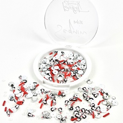 Recipiente branco com bijuteria prateada e pedaços vermelhos sobre fundo branco