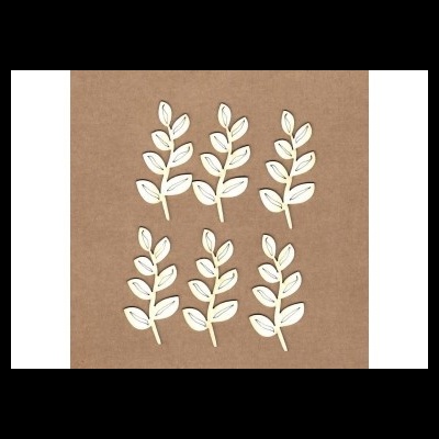 Seis ramos decorativos de madeira branca sobre fundo castanho