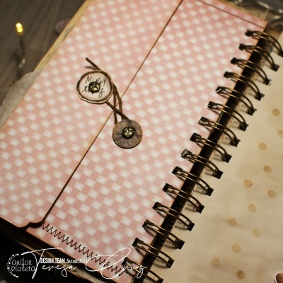 Caderno espiral com capa rosa e branca padrão xadrez e fecho de botão
