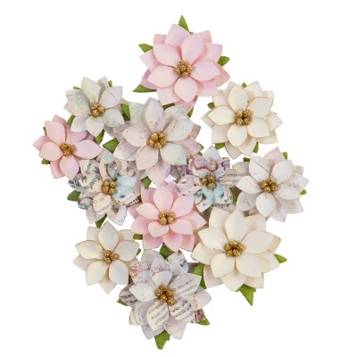 Flores artificiais em tons pastel com detalhes dourados e folhas verdes