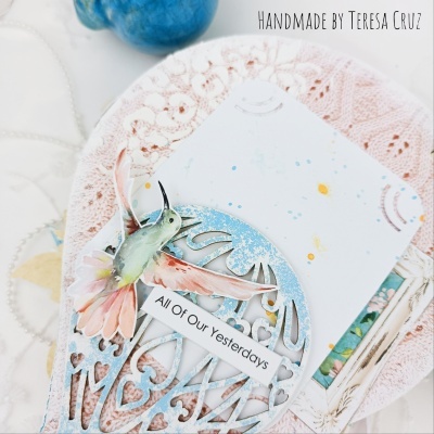 Cartão decorativo com beija-flor e padrão de corações sobre tecido de croché rosa