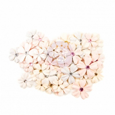 Flores artificiais rosa claro e bege com pedras brilhantes no centro sobre fundo branco