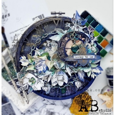 Relógio decorativo floral azul e verde com frase Lucky to be