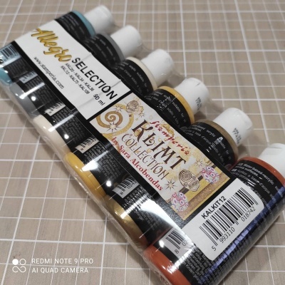 Conjunto de cinco frascos de tinta acrílica KIMI COLLECTION em diferentes cores com tampas brancas