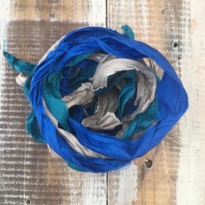 Lenço colorido enrolado em superfície de madeira