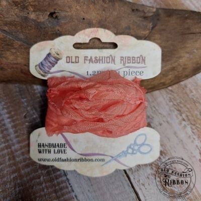 Fita cor-de-rosa em suporte de cartão com texto OLD FASHION RIBBON