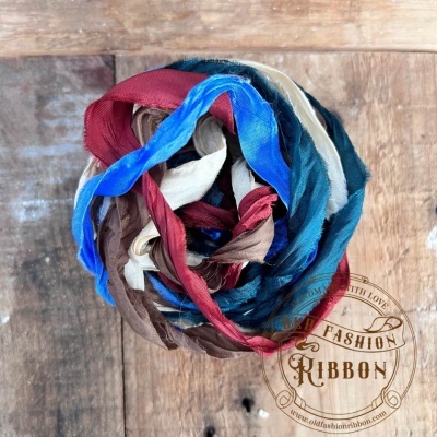 Fitas decorativas de tecido enroladas sobre madeira com selo OLD FASHION RIBBON