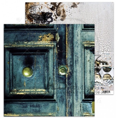 Porta antiga azul com detalhes dourados e maçanetas redondas desgastadas