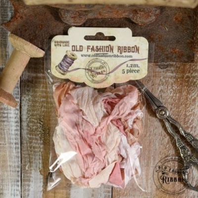 Pacote com fitas enrugadas em tons rosa e bege da marca Old Fashion Ribbon