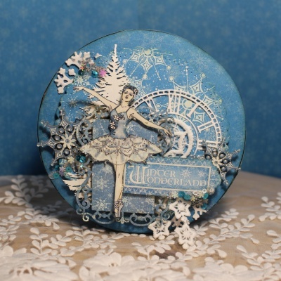 Caixa redonda azul com decoração de bailarina e tema Winter Wonderland