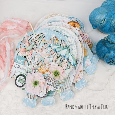 Etiquetas decorativas artesanais com flores, pássaro e bicicleta em tons pastel