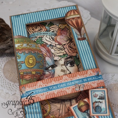 Caixa de papel colorida com design vintage e texto