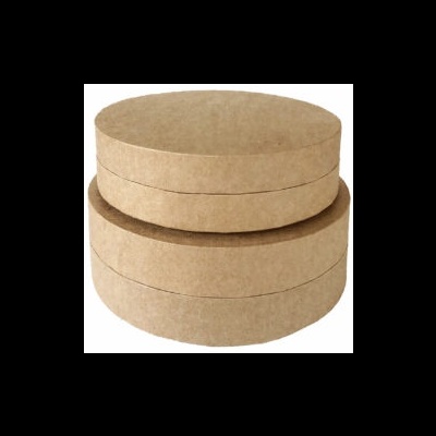 Duas caixas redondas castanhas empilhadas em fundo branco