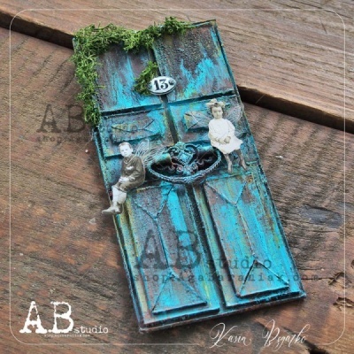 Miniatura decorativa de porta azul envelhecida com bonecos, número 13 e musgo