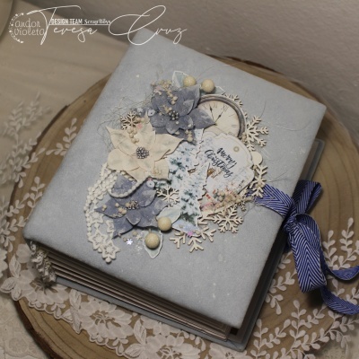 Álbum decorativo com capa cinzenta clara floral e fita azul para fechar