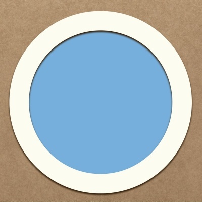 círculo azul claro com borda branca sobre fundo castanho