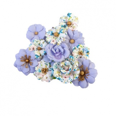 Penteado decorativo com flores artificiais lilás e brancas com detalhes dourados