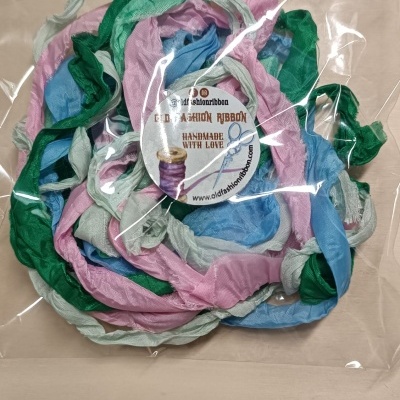 Fitas de tecido coloridas embaladas com etiqueta redonda