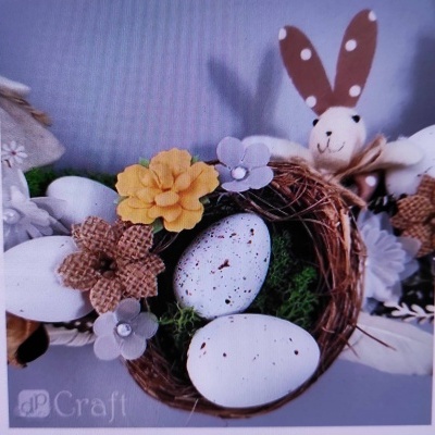 Cesto de Páscoa com ovos decorativos e coelho de peluche