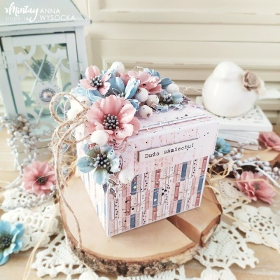 Caixa decorativa quadrada com flores artificiais e frase em polaco