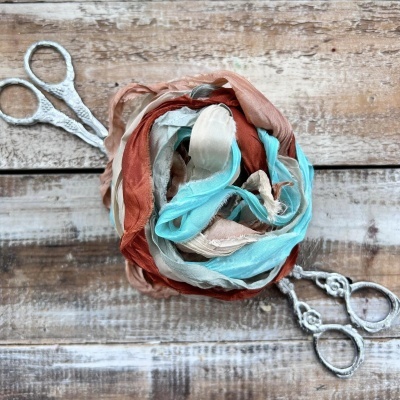 Lenço colorido e tesouras antigas em madeira rústica