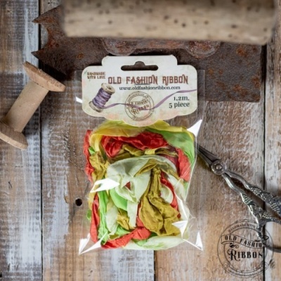 Pacote de fita decorativa colorida Old Fashion Ribbon sobre mesa de madeira com acessórios de costura.