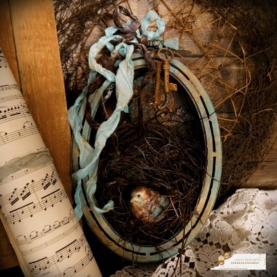 suporte de anel azul claro envelhecido com gaiola e pássaro artificial, chaves antigas com fita azul