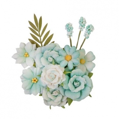 Arranjo floral decorativo verde azulado e branco com folhas verdes