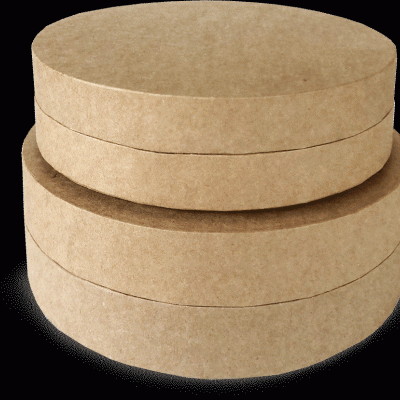 Duas caixas redondas de papelão castanho, empilhadas