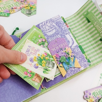 Álbum aberto com cartões florais coloridos e texto em inglês