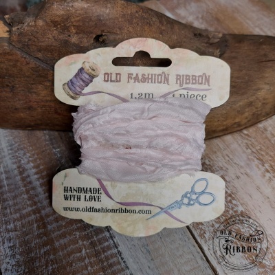 Fita rosa claro em tecido com textura enrugada num cartão OLD FASHION RIBBON