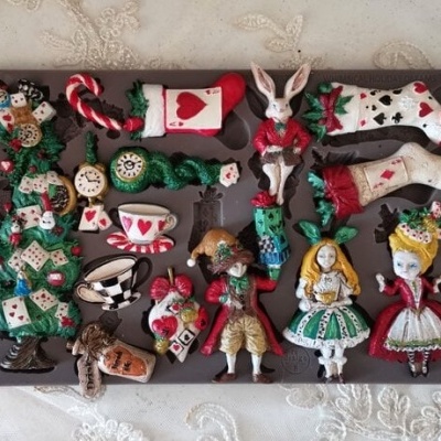 Figuras em resina coloridas com tema de baralho e personagens numa forma de silicone castanha