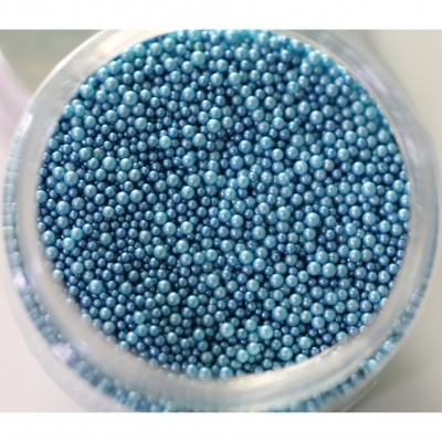 Pérolas decorativas azuis dentro de embalagem transparente