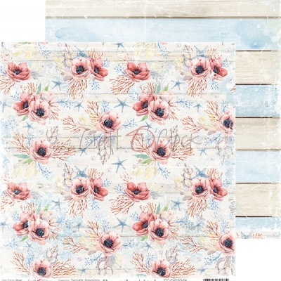 Papel decorativo com padrão marinho floral em tons pastel sobre fundo de madeira