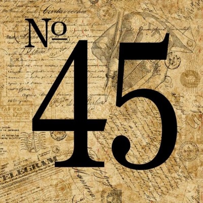 Papel vintage com manuscritos antigos e número 45 em preto