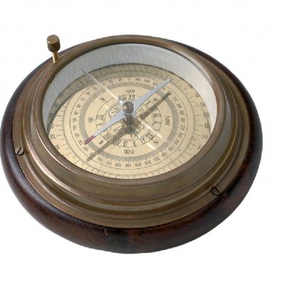 Bússola redonda com base em madeira e mostrador com pontos cardeais