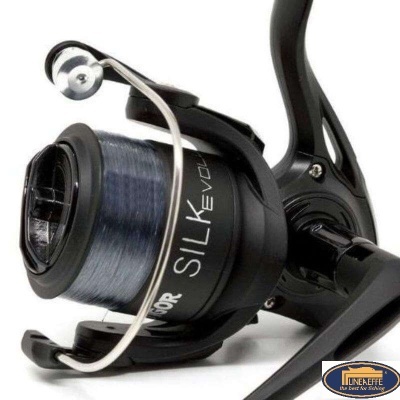 Carreto de pesca preto com linha azul e texto SILKEVOLUTION
