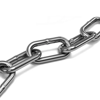 Corrente metálica prateada com elos ovais e retangulares