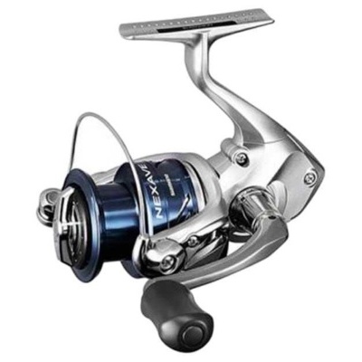 Carreto de pesca metálico azul e prata com manivela preta.