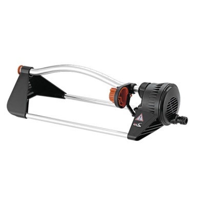 Aspersor de jardim com estrutura metálica, base e motor pretos e botão laranja