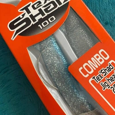 Embalagem laranja com dois peixes artificiais azul claro com glitter prateado
