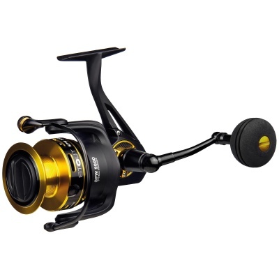 Carreto de pesca preto e dourado com manivela e rótulos brancos