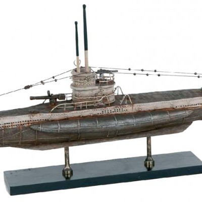 Modelo de submarino de metal envelhecido sobre base preta