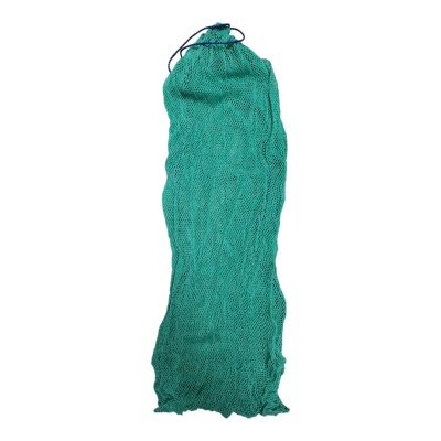 Saco de rede verde com cordão azul e textura aberta