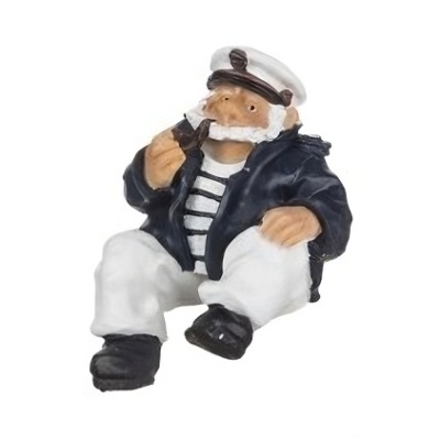 Estátua de marinheiro sentado com roupa típica e cachimbo